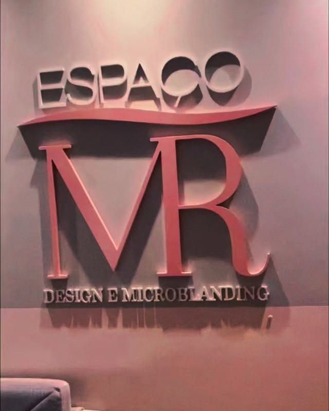 Parede com o logo do Espaço MR